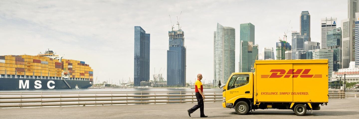 DHL darbinieks ar automašīnu